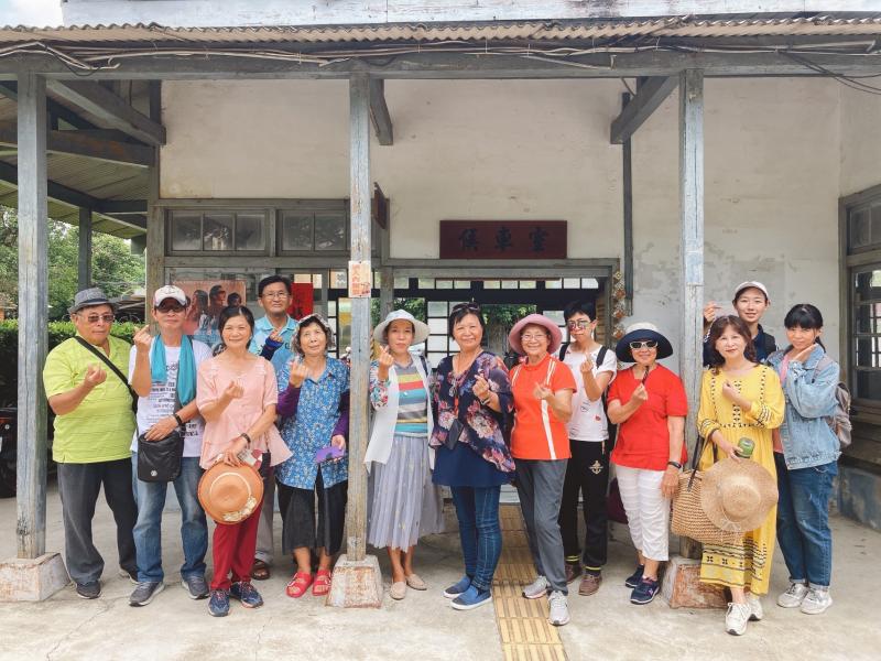 全體在蒜頭糖廠合影留念