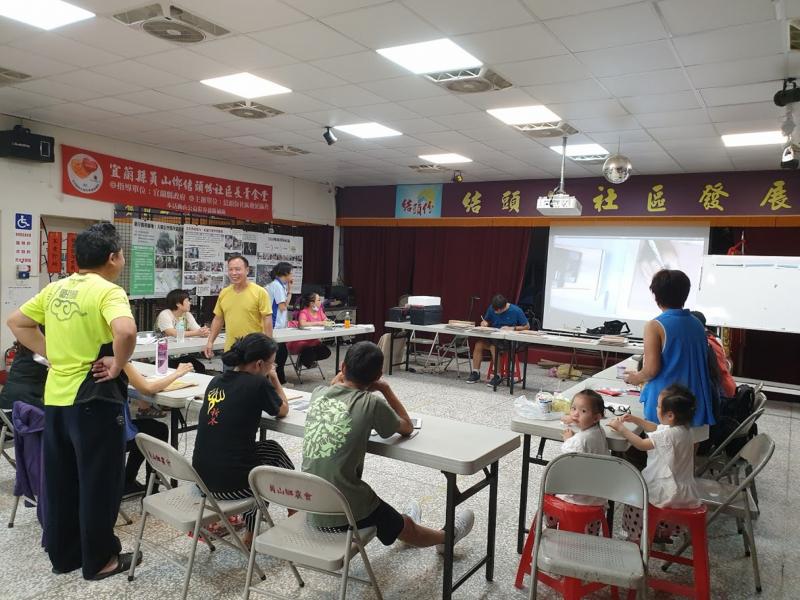 結頭份歌仔戲班成員聽老師講解