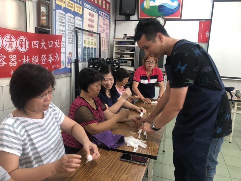 講師指導學員植物染技法