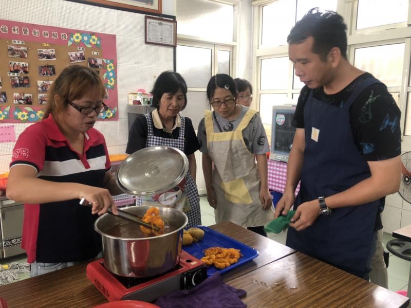 烹煮好的布料從染鍋中陸續撈出