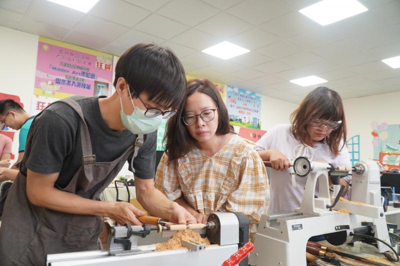 講師指導學員製作情形