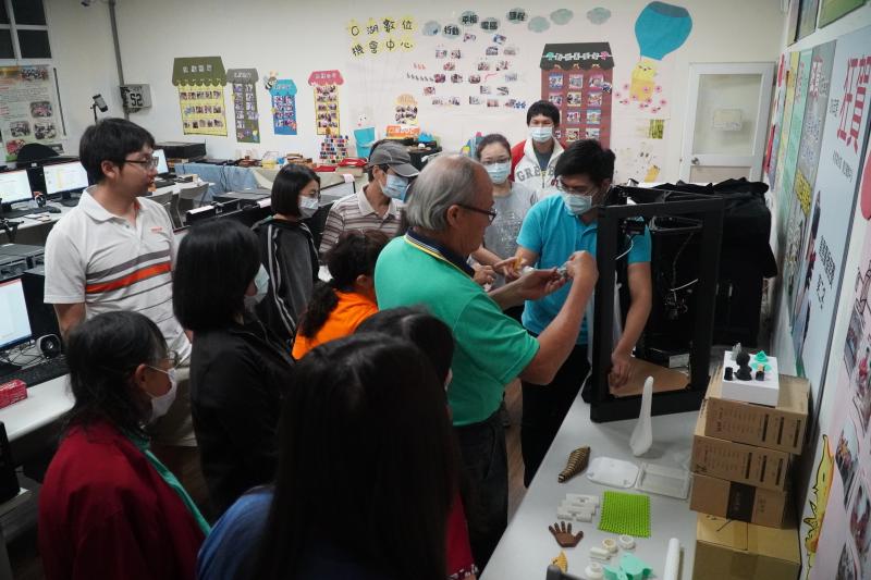 講師講解3D列印機情形