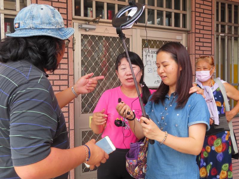 直播與拍攝影片不同，拍片如果講錯說話，可以通過後期剪接處理，只要表達流暢、不吃螺絲就可以；但若然是直播的話，想提高觀看人數，直播內容就必須經過設計，主持應要事前準備好流程表，避免臨場手忙腳亂之下表現欠佳。           假設今天你要直