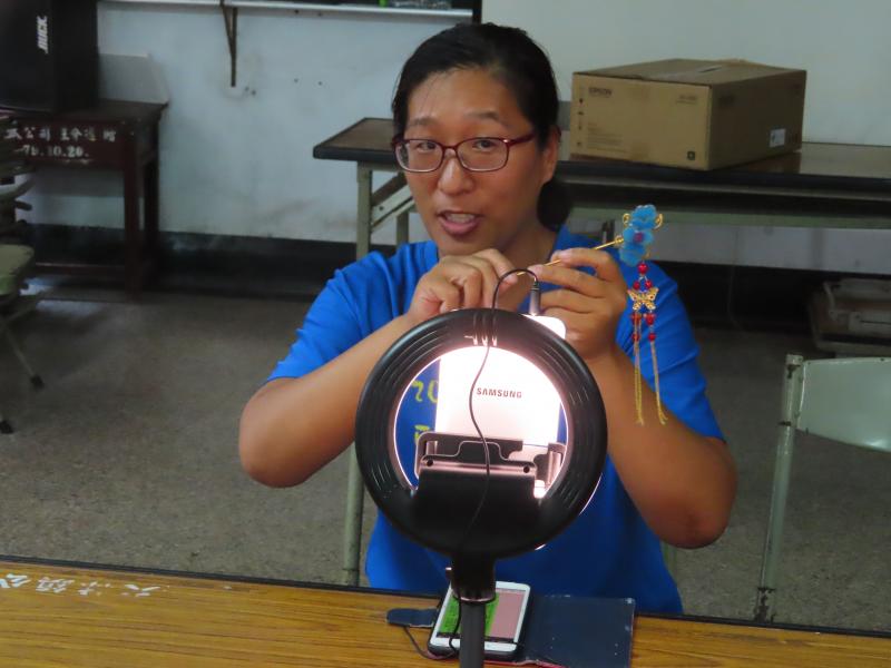 除非品牌本身在社交媒體已經累積了一定數量的粉絲，直接開直播都可以達到一定的觀看人數，否則沒有事先宣傳就開啟直播，當然沒有人會留意到。         事前預告非常重要，商家可以在直播前幾天、甚至一星期前開始，在社交媒體上做預告。預告當日有甚