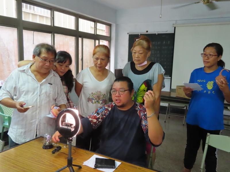 直播了!每位學員紛紛上前,試試如何直播!  網路直播雖然經過腳本事先演練,但是有時候出錯的笑點，或不按劇本走的表演，娛樂效果反而更高。