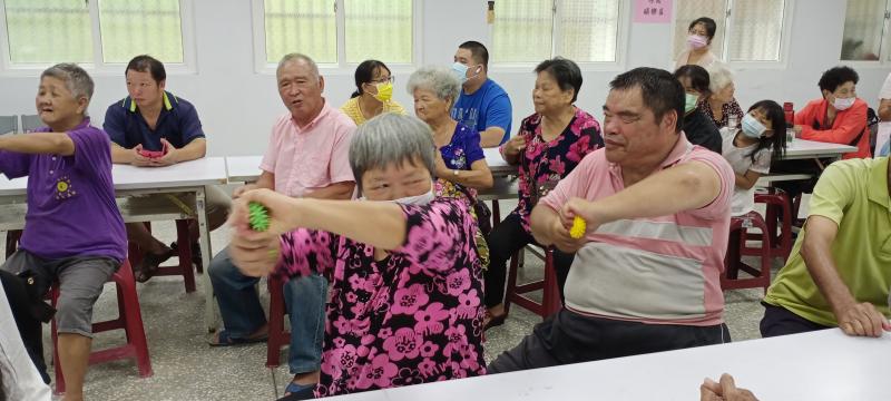 學員很認真跟著講師作訓練腕力