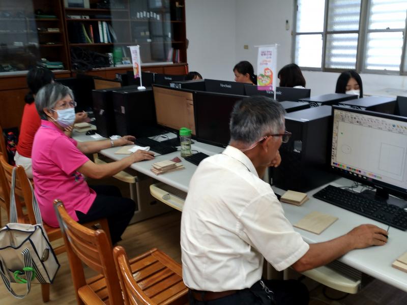 講師講解商品設計概念