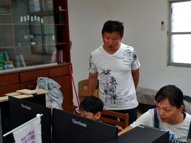 老師指導學員處理圖片