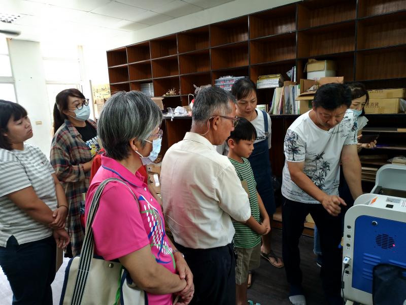 講師指導學員操作雷雕機