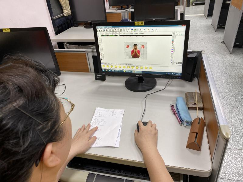 先將照片素材做去背處理並編輯上字。