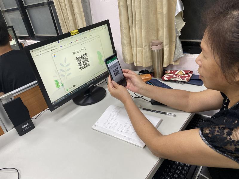 手機下載xender app 掃描QRcode。