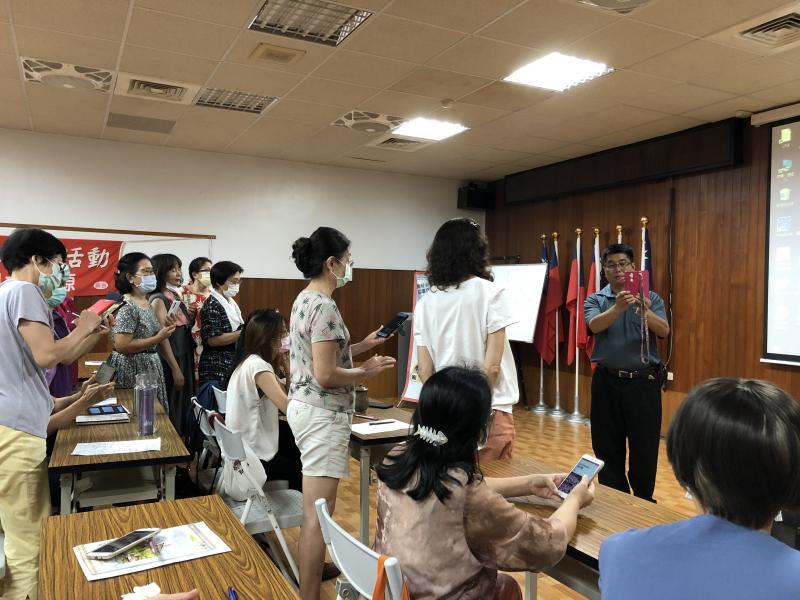 老師直接以手機講解調解光線亮與暗