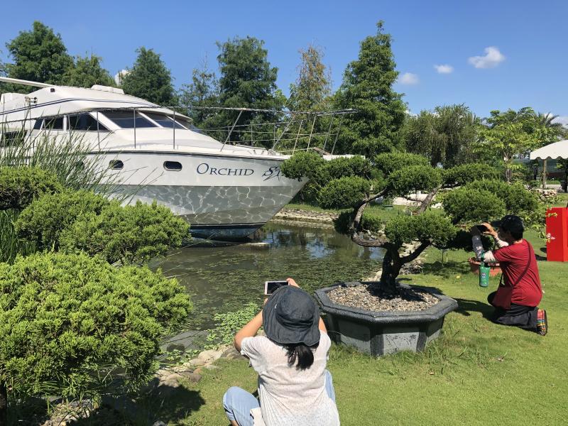 捕捉2位學員拍照的姿勢