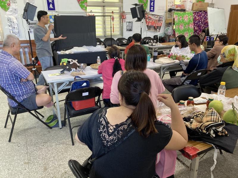 老師講解攝影設備