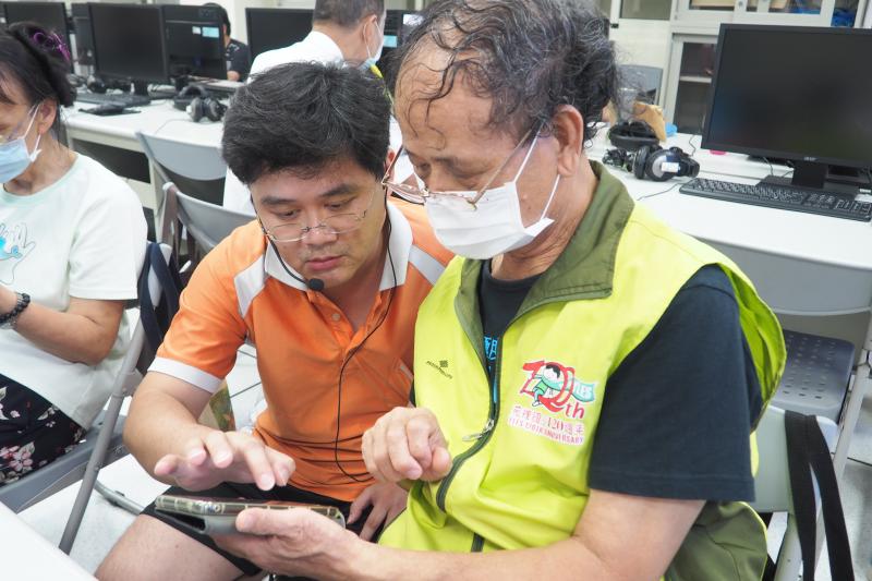 老師指導學員Google表單問題設定