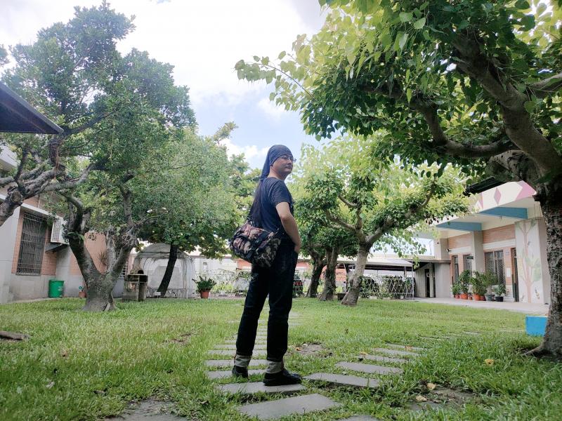 學員擺出老師教導的姿勢，架式十足