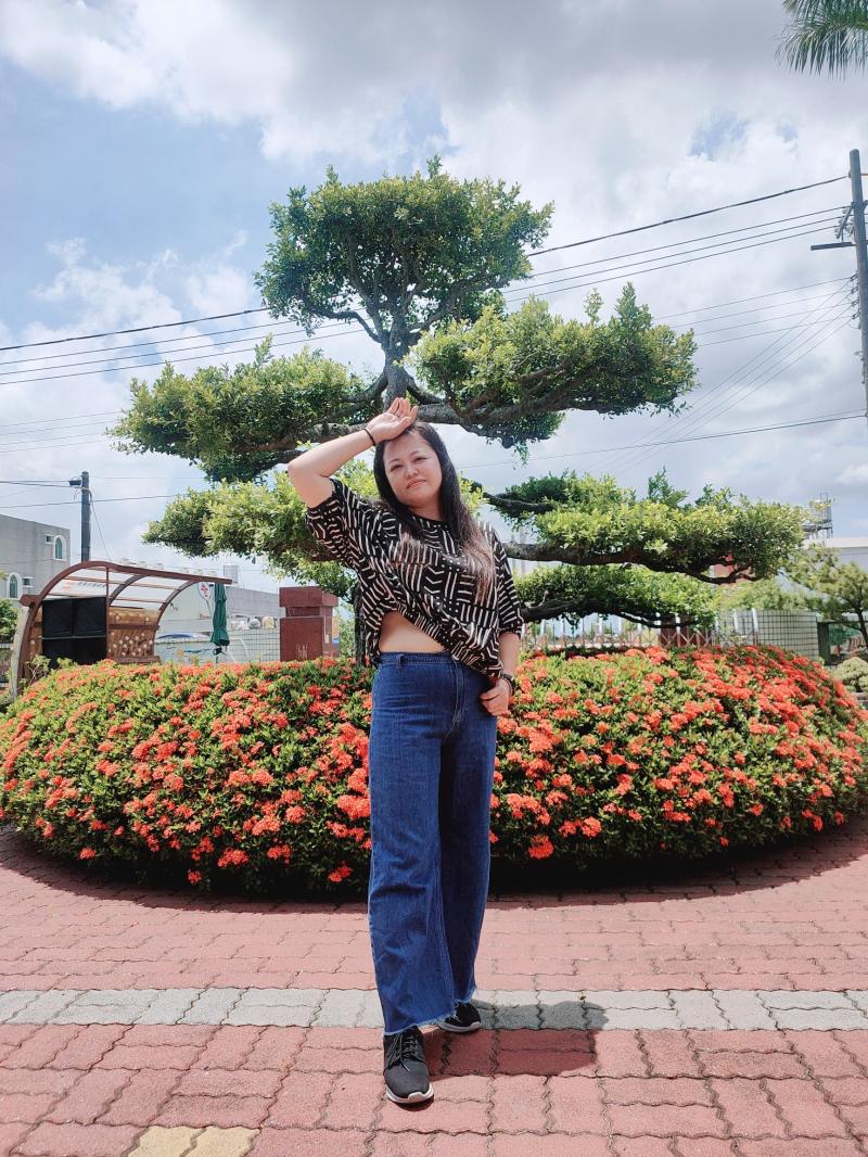 學員在校樹旁擺出最佳拍照姿勢