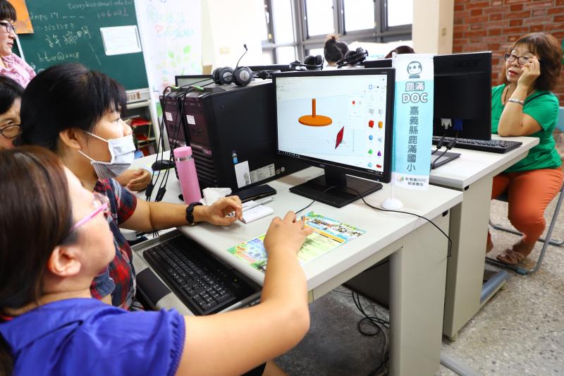 謝老師個別指導學員如何建模設計