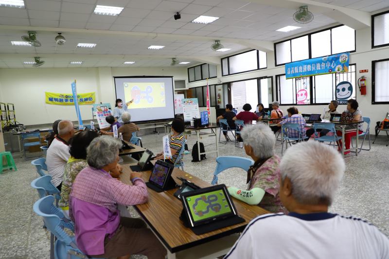 張老師個別指導學員如何操作Piano kids app-汽車跑道