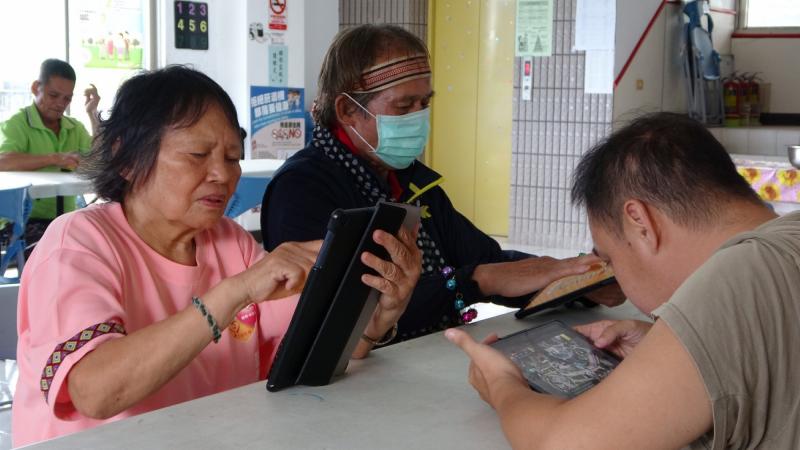 學員們，在課程中開始學習語音查詢。