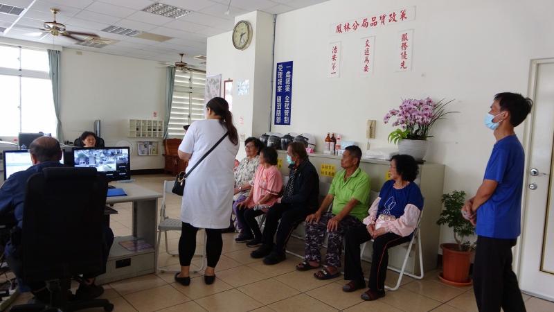 導師協助學員在警察局申請三倍卷。