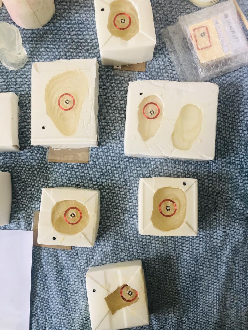 環氧樹酯灌入悠遊卡晶片等待硬化