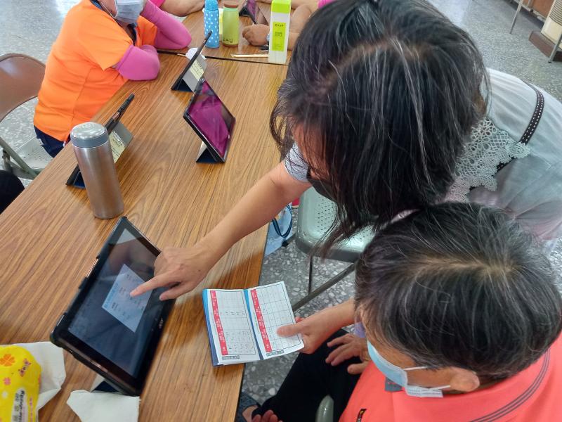 學員將血壓記錄到app上