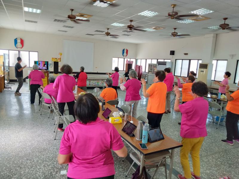 社區民眾一起跳健康操