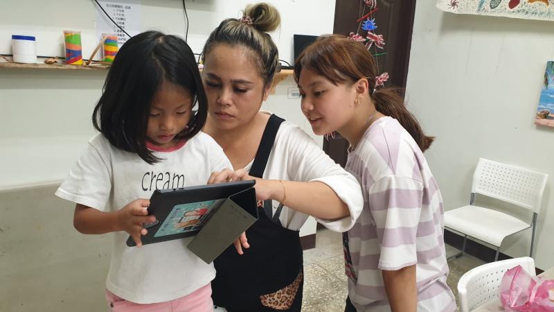 媽媽小孩一起學習也能增進彼此的感情