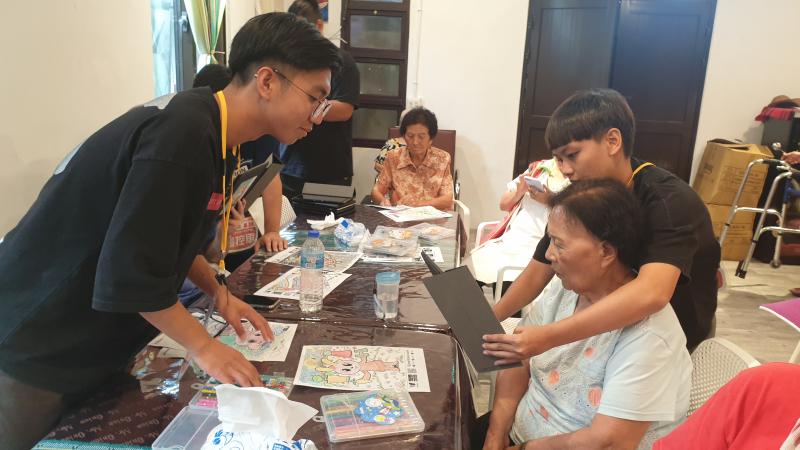 阿嬤不懂怎麼用平板，志工妹妹熱心教導