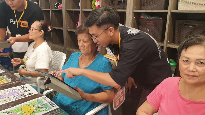 只要動手滑一滑就可以開啟照片了