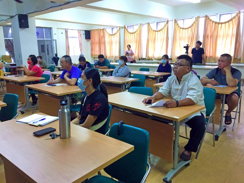 智慧農業教材是鮮少接觸的，故學員們認真聽課，且把握機會深入瞭解。