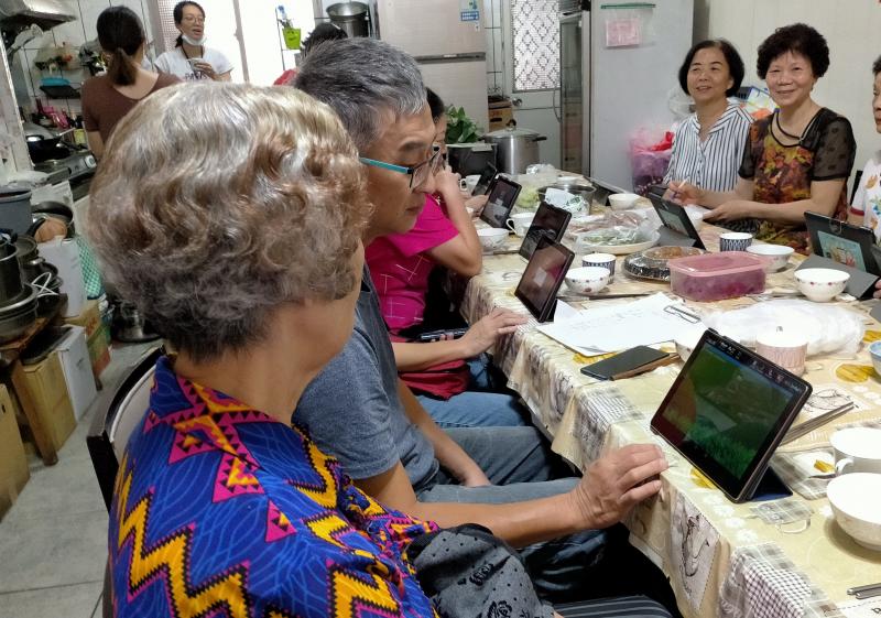 夫妻一起來學習使用平板手機，效果更加倍。