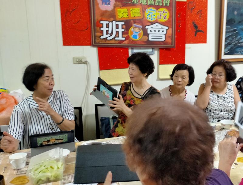 幫隔壁同學拍照，他說我今天沒化妝不要拍。