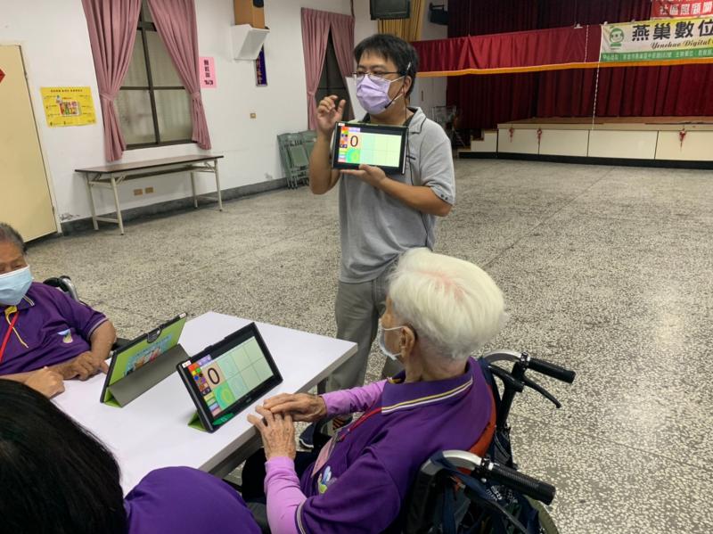 學員練習用平板學習寫阿拉伯數字