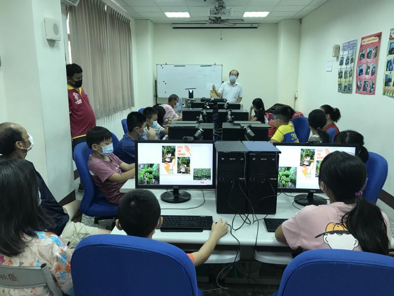由張老師實施平面電腦基本功能介紹上課情形。