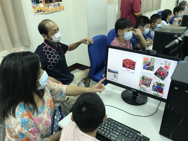 阿公阿媽與孫子共同學習互動上課情形