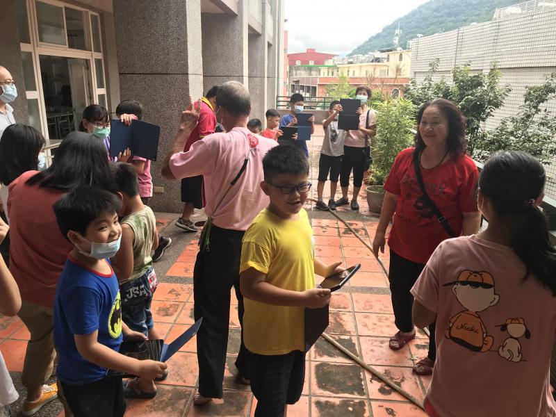 由老師與學員們，至戶外實機操作拍攝情形。