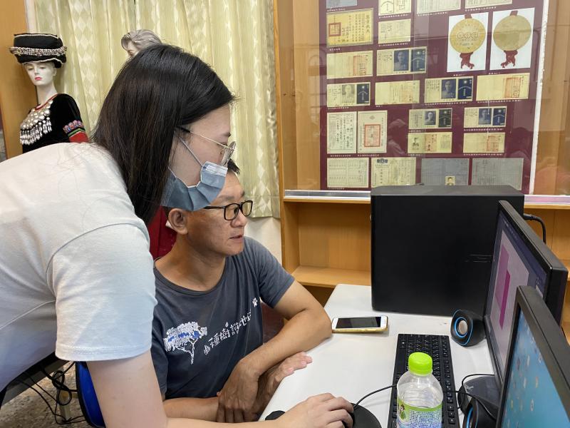 講師逐一指導學員的學習疑惑處，或是非課程所教學的內容。