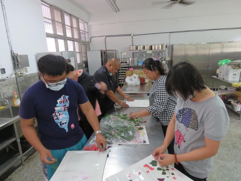 學員進行押花擺放