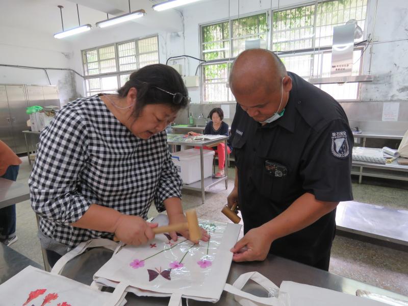 教師教導學員敲製技巧