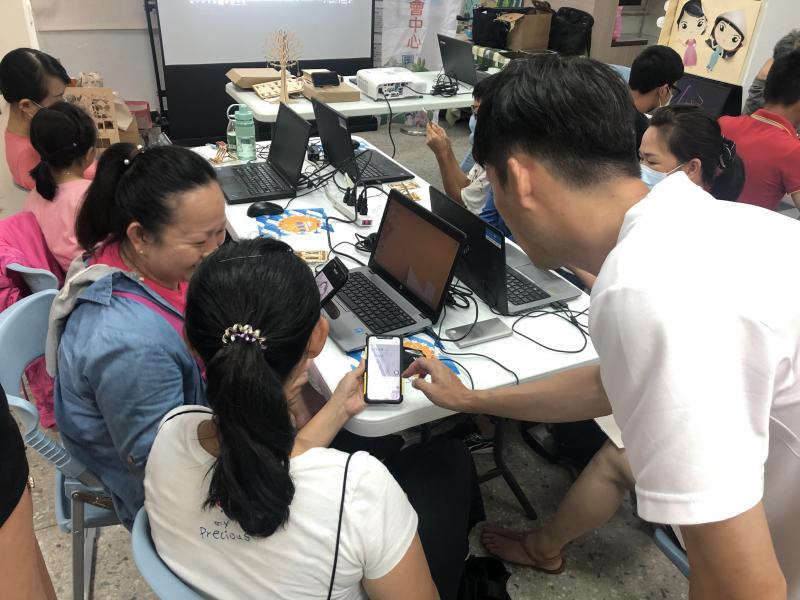 老師指導學員操作