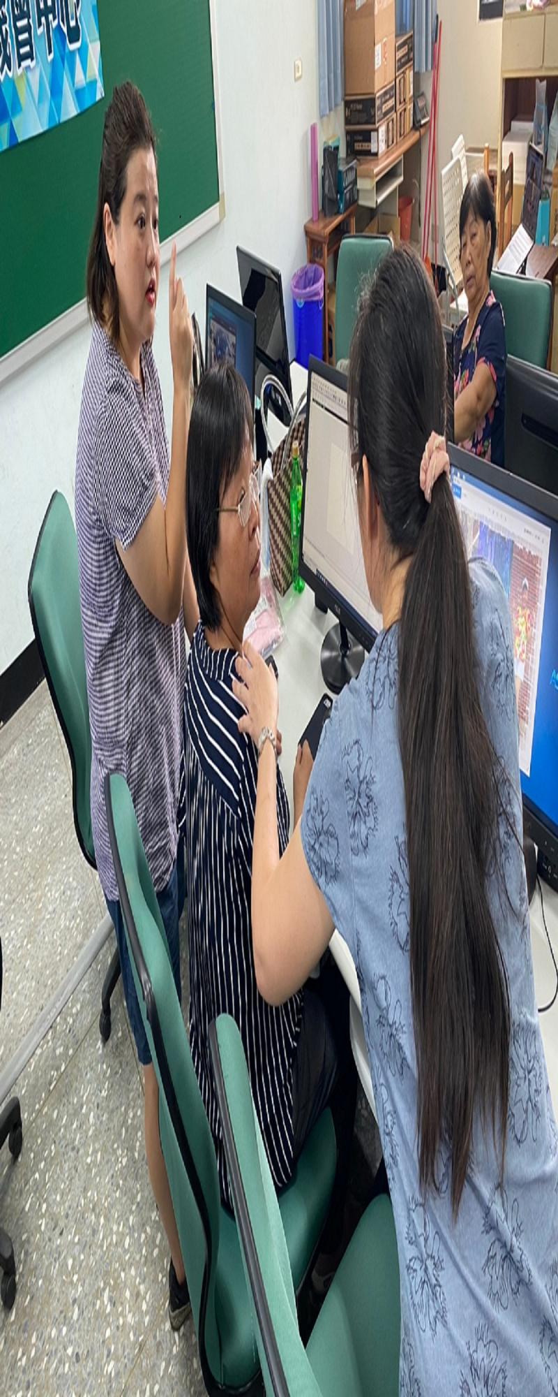 講師教導學員如何使用修圖軟體