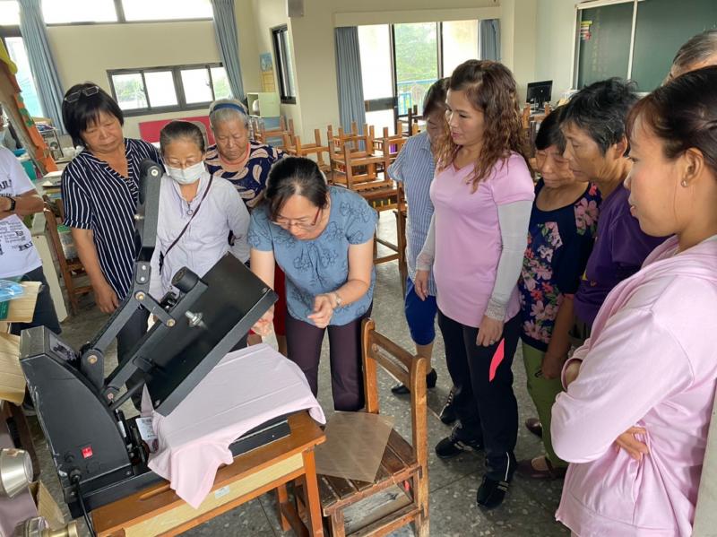 教導學員如何使用圖片轉印機器