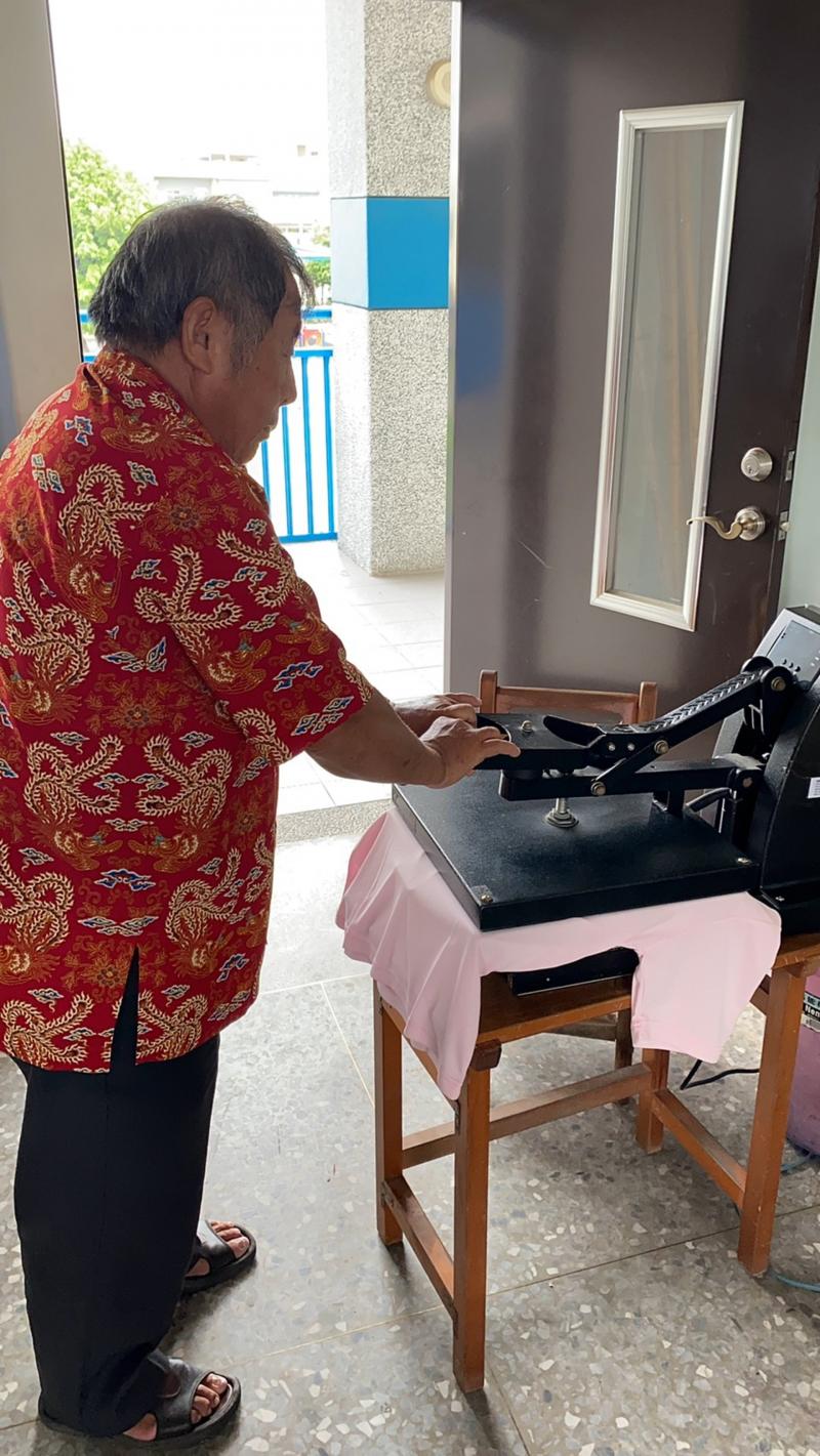 學員實際操作機器