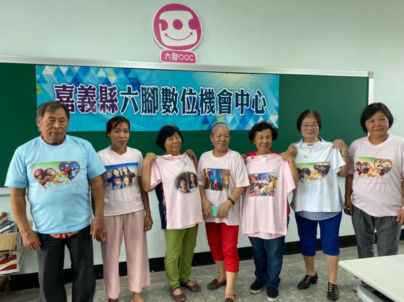 學員們展示作品