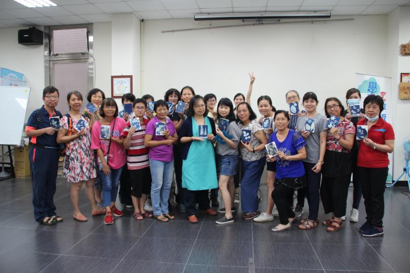 學員開心與成果作品合照。