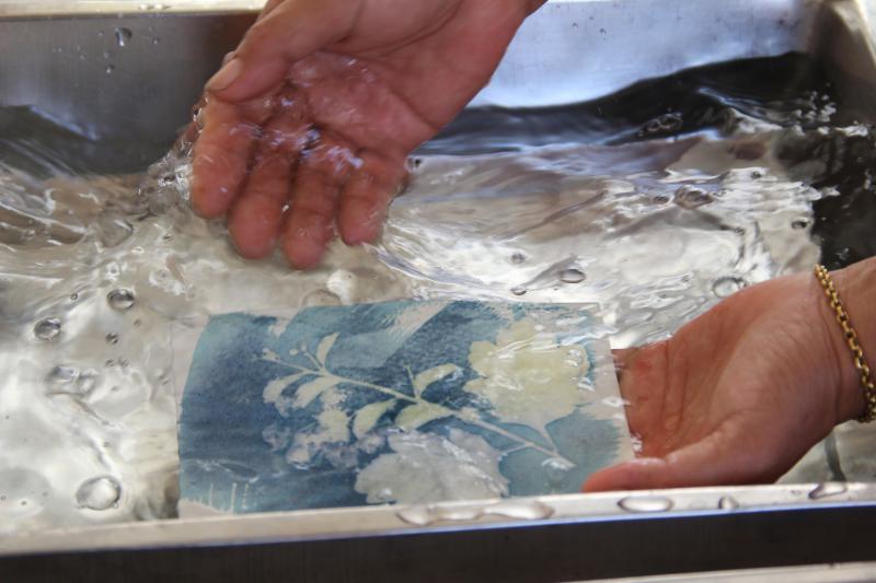 學員正在漂洗自己的藍晒作品。
