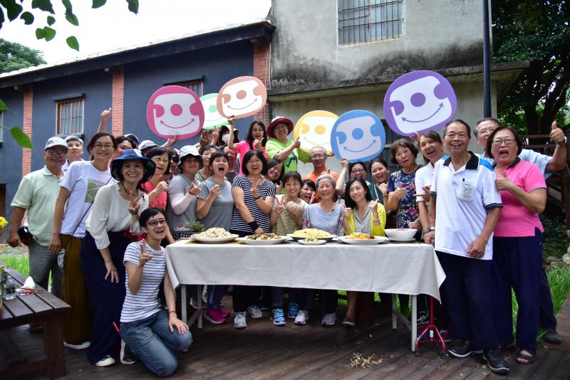 學員與講師開心合照。