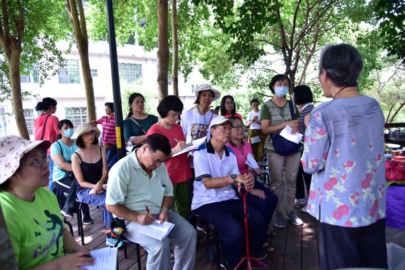 學員專心聆聽並做記錄。